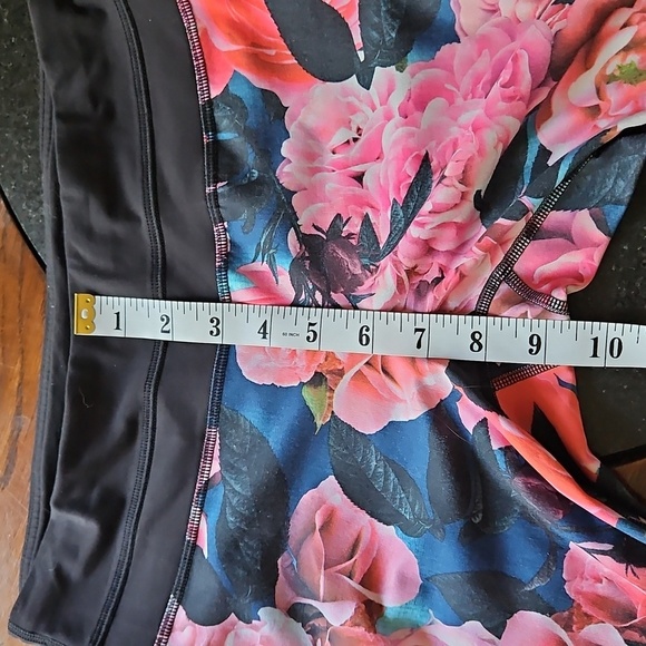 Lululemon Run: Inspire Crop II Secret Garden / Black Leggings Size 4 - Picture 14 of 15